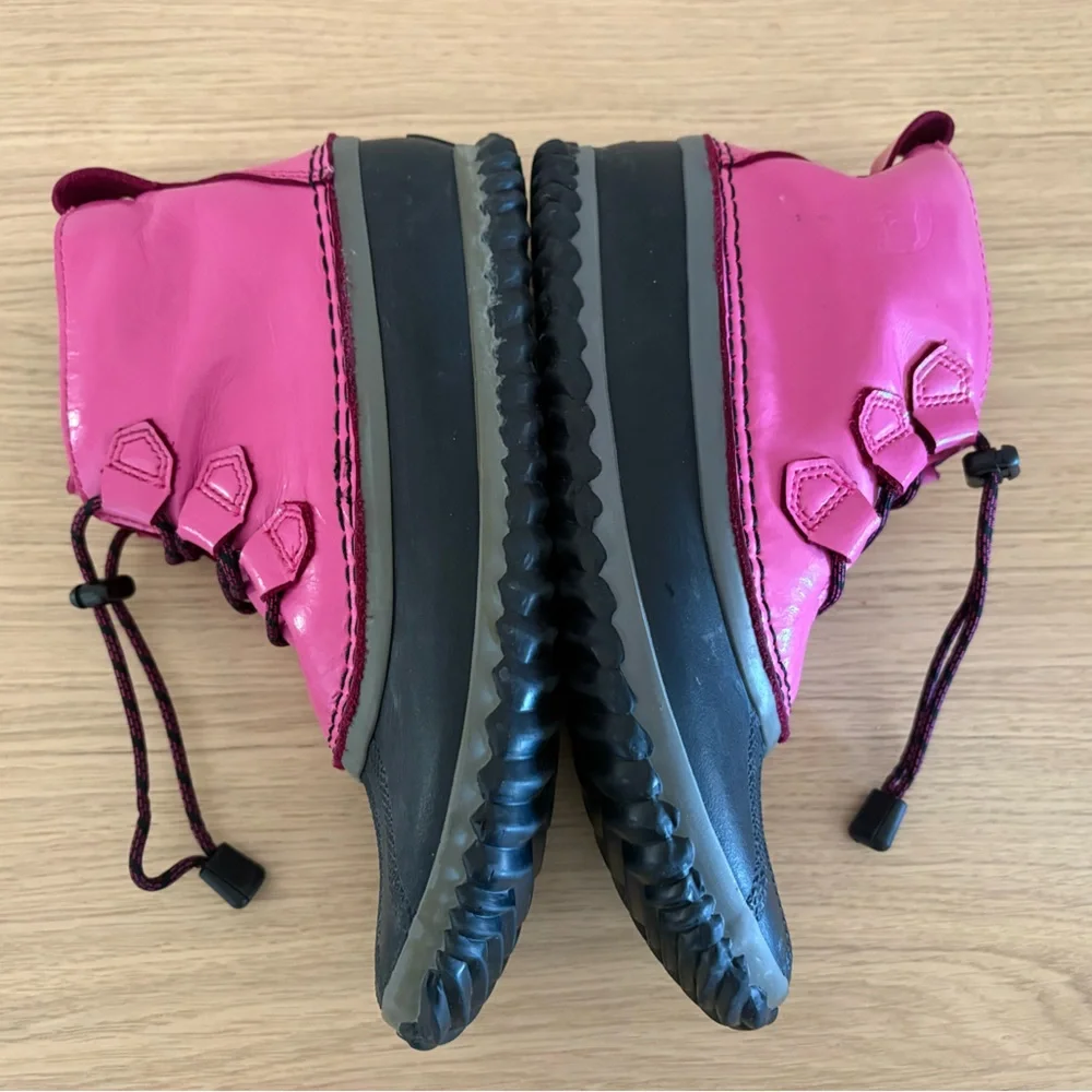 Sorel Out-N-About Hot Pink Black Duck Boots Size 5